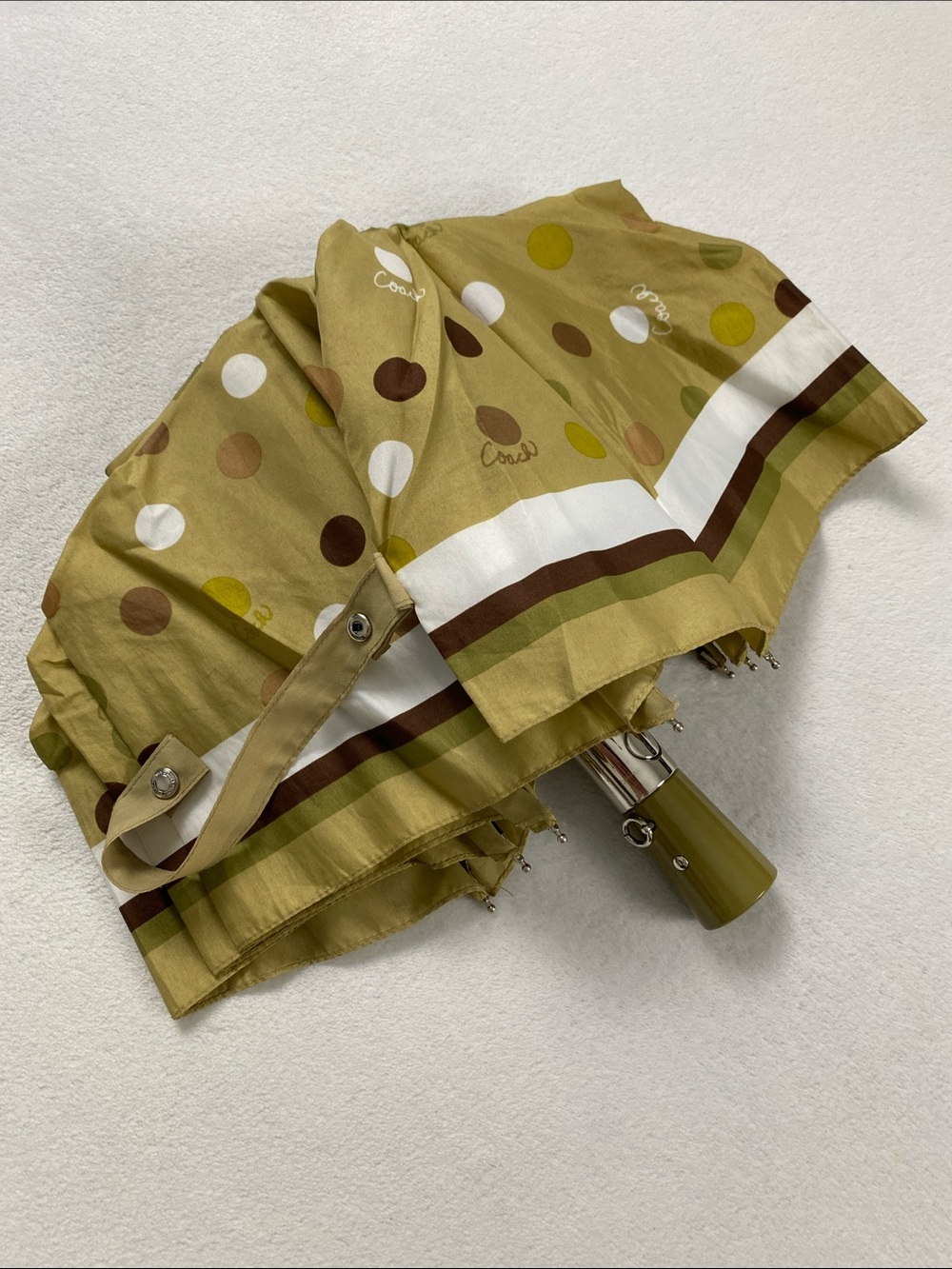 Coach Script Polka Dot Retractable Umbrella | Khaki Olive Multicolor - Picture 5 of 15